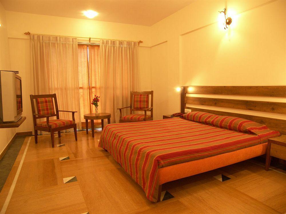 Sapphire Hotel Lonavala Esterno foto