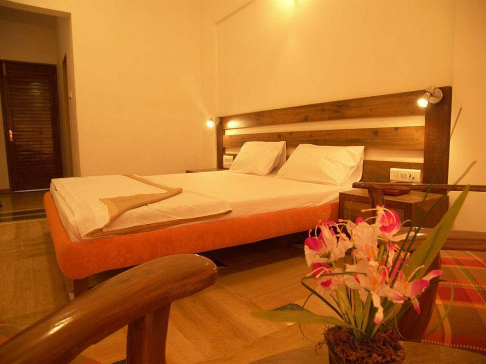 Sapphire Hotel Lonavala Esterno foto