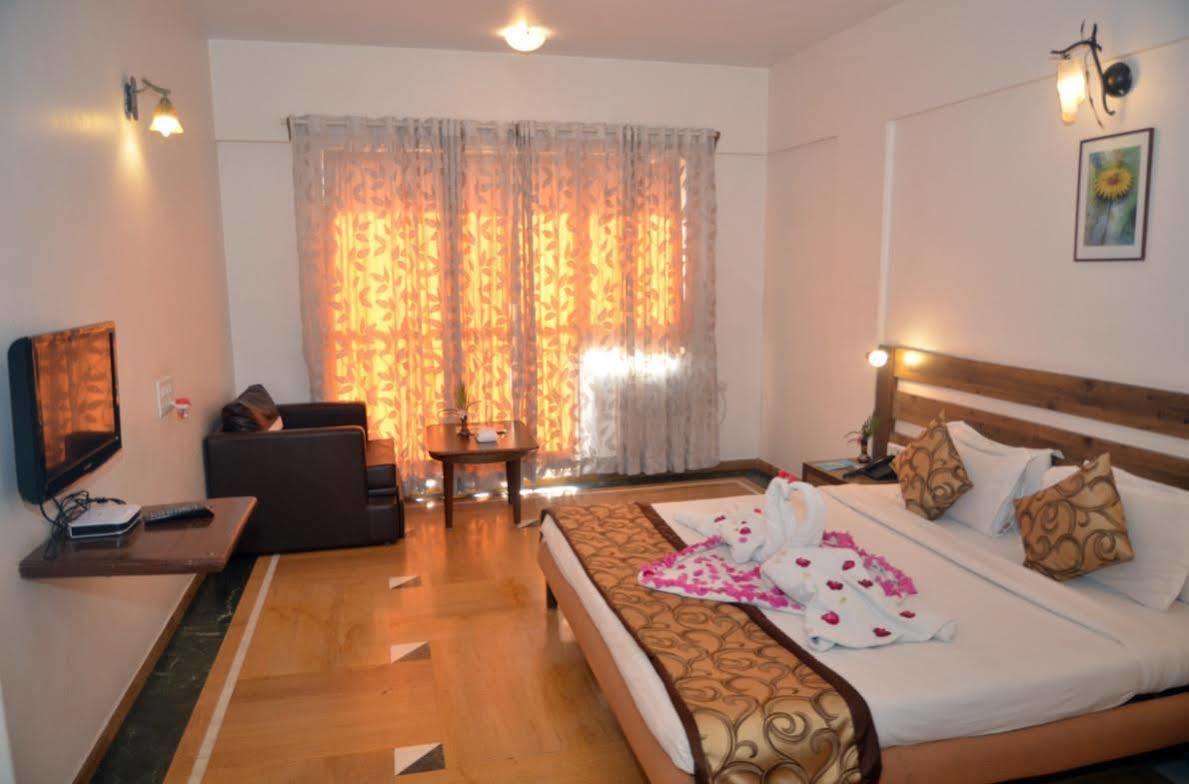 Sapphire Hotel Lonavala Esterno foto