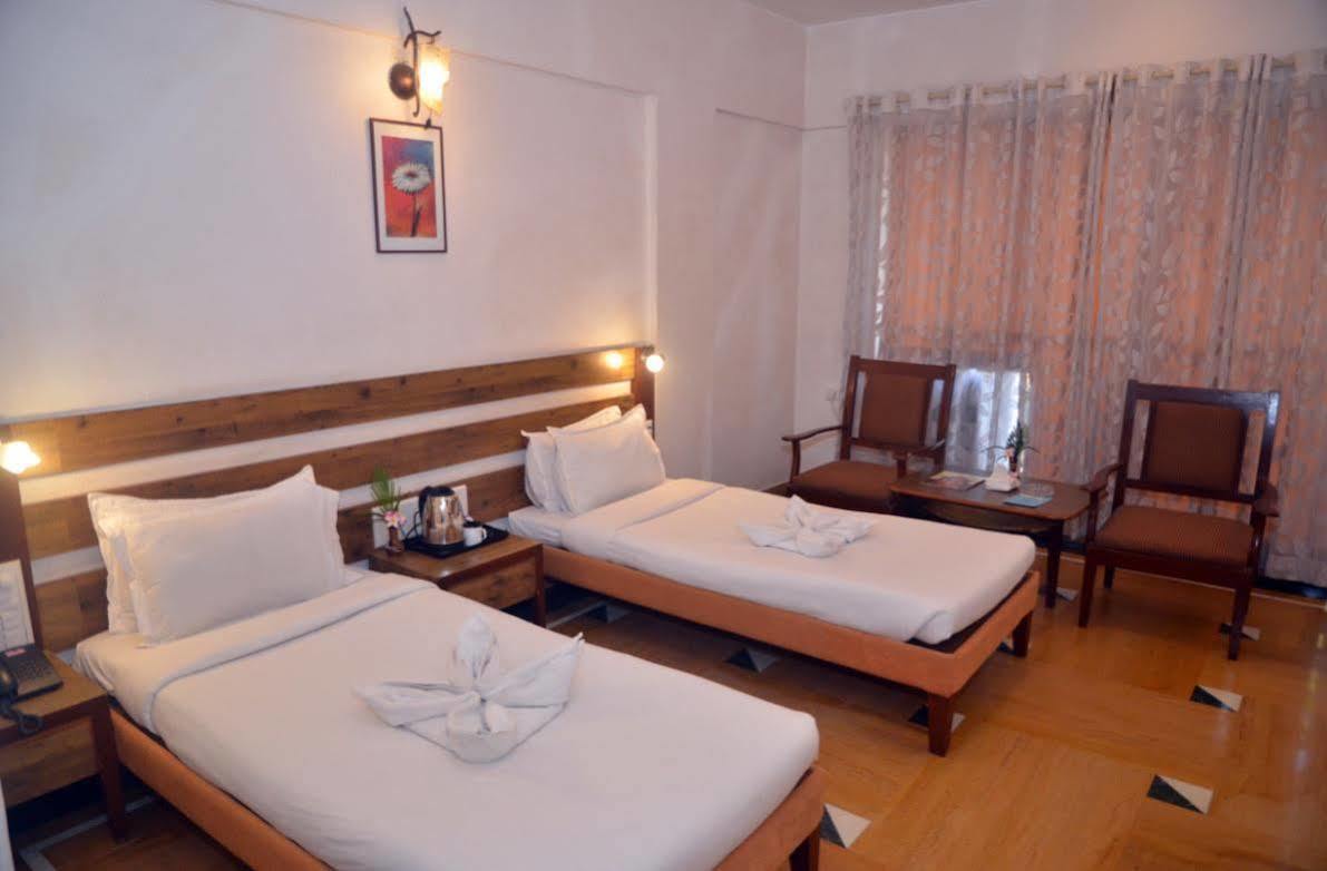 Sapphire Hotel Lonavala Esterno foto